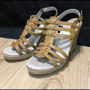 White Mountain Sandals!!! (LIKE NEW)